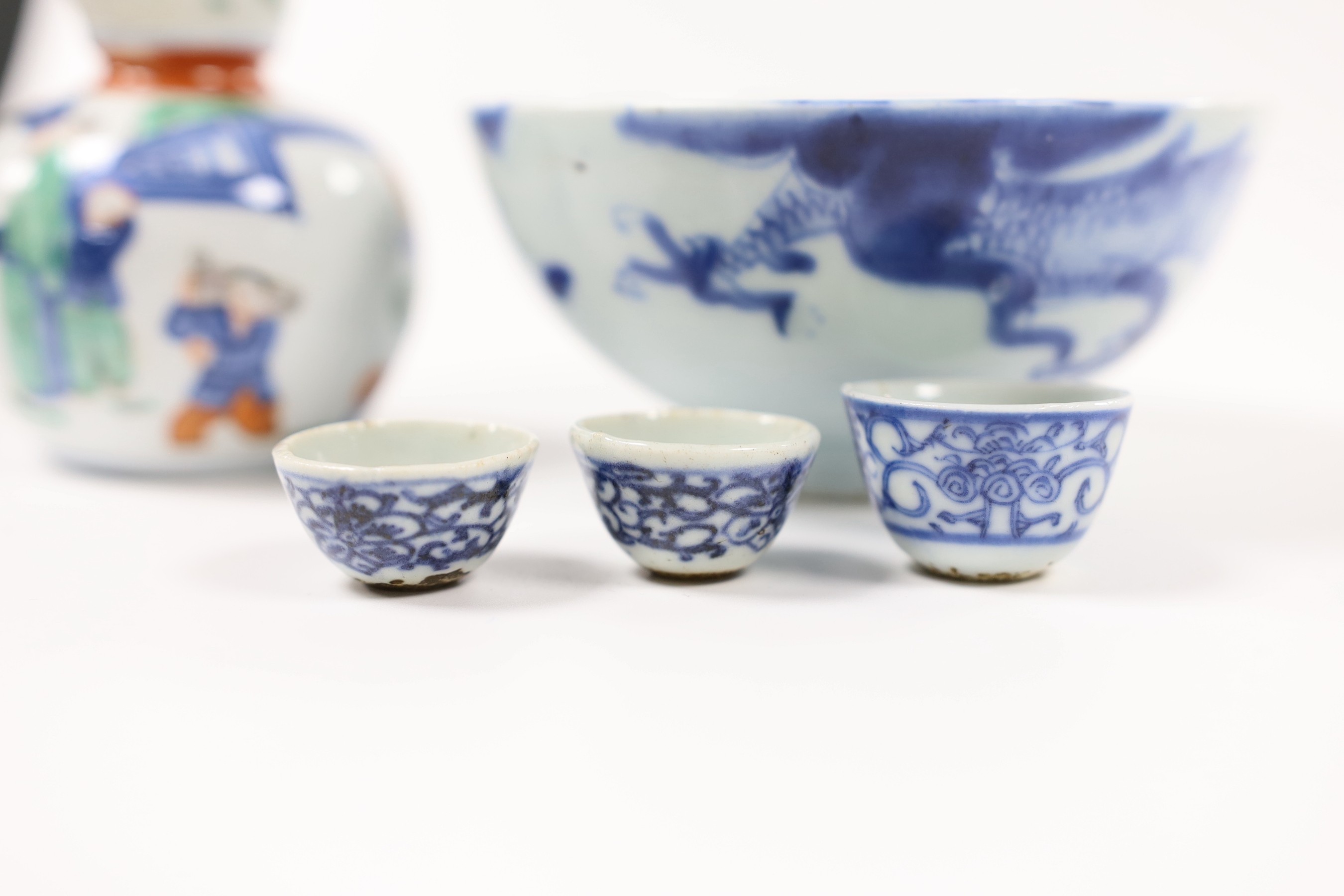A selection of small Chinese ceramics, to include a blue and white dragon bowl, 6cm tall, a double gourd famille verte vase, Wanli marked but later, 12cm tall, and others (5)